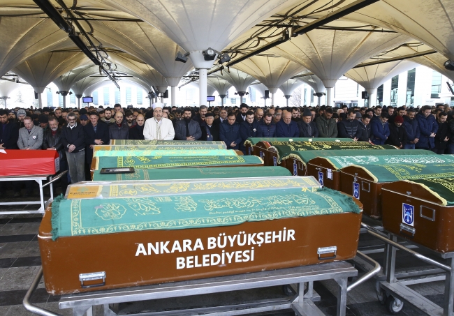 Tren kazasında hayatını kaybedenler son yolculuklarına uğurlandı